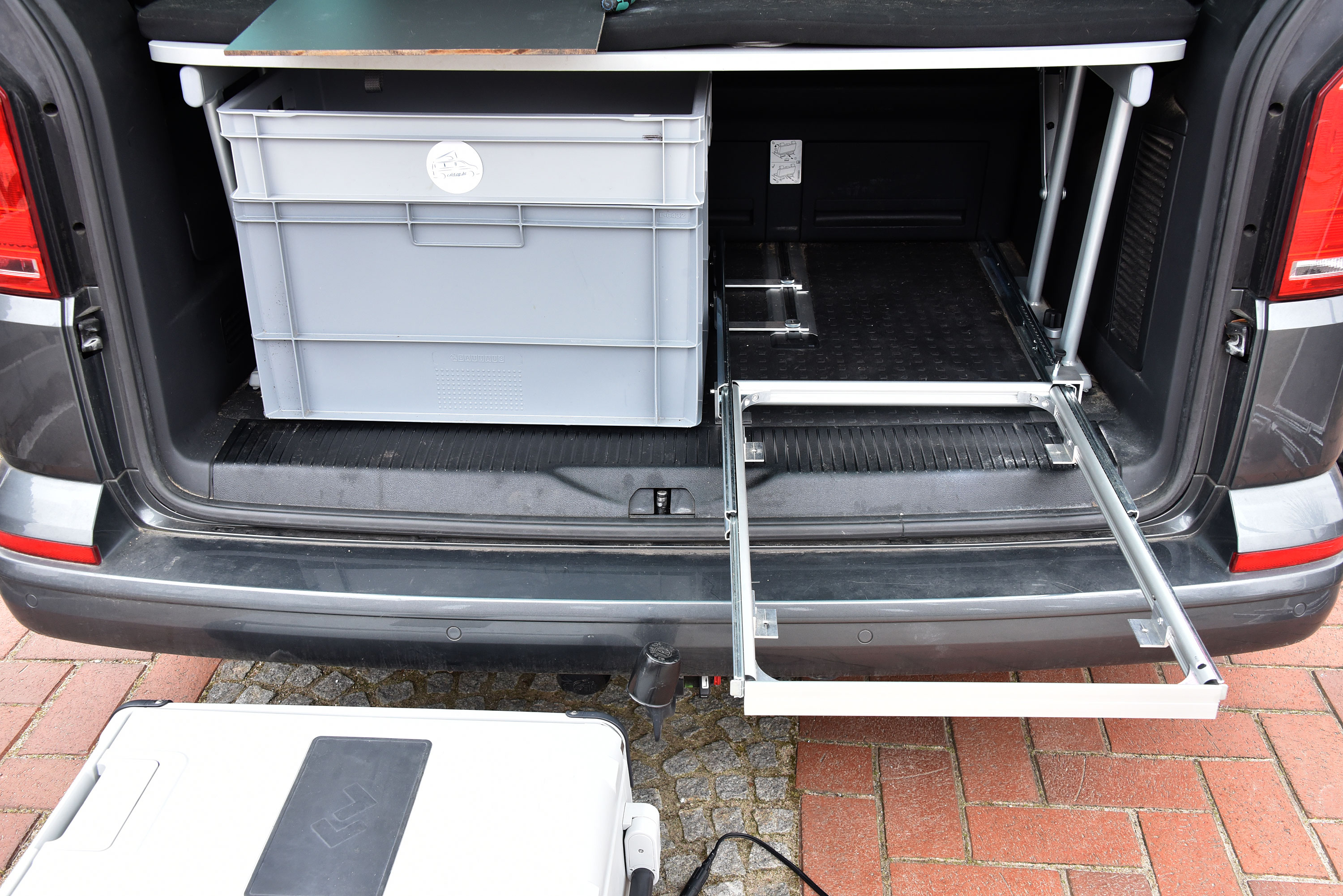 Heckbox an unserem VW T6 California Ocean - Thule BackSpace XT auf